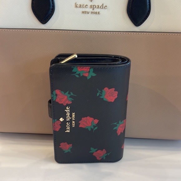 Kate Spade Madison Medium Compact Rose Toss Print Bifold Wallet
Black Multi
NWT - Picture 9 of 16